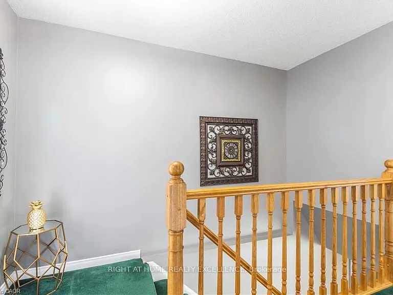 1007 Elgin St N — Photo 9
