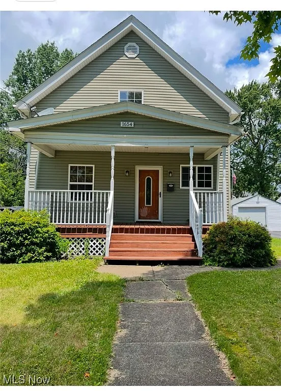 1654 Everett Ave photo 1