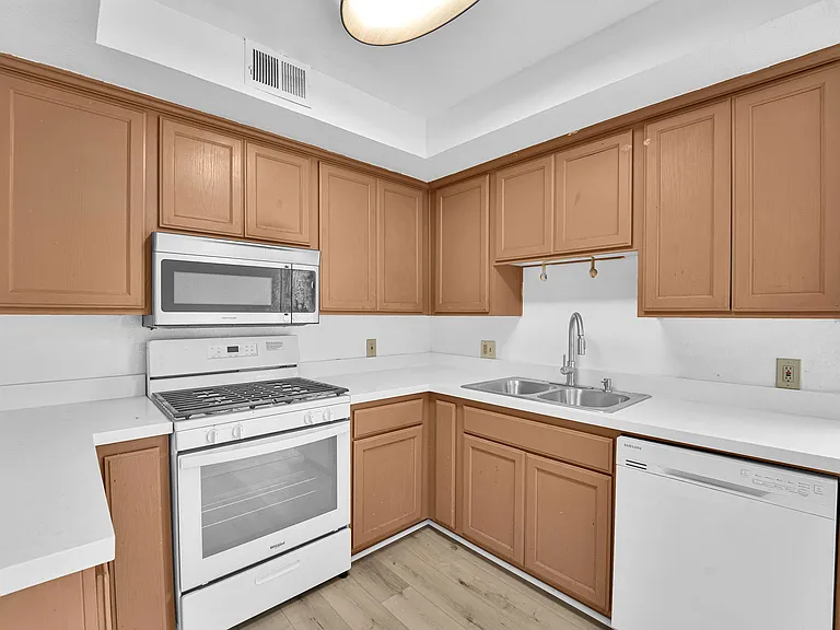 4320 Mammoth Ave #101 — Photo 11