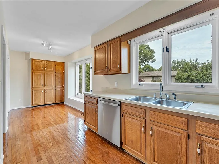 3420 Londonderry Ct — Photo 8