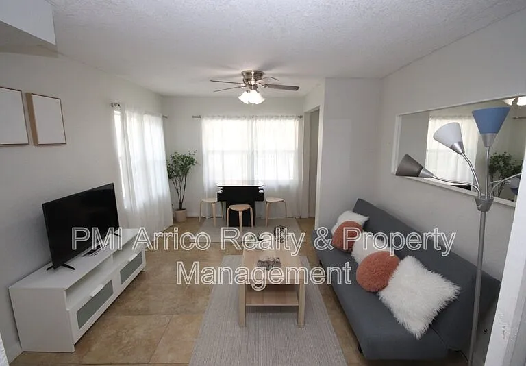 1918 W Walnut St — Photo 6