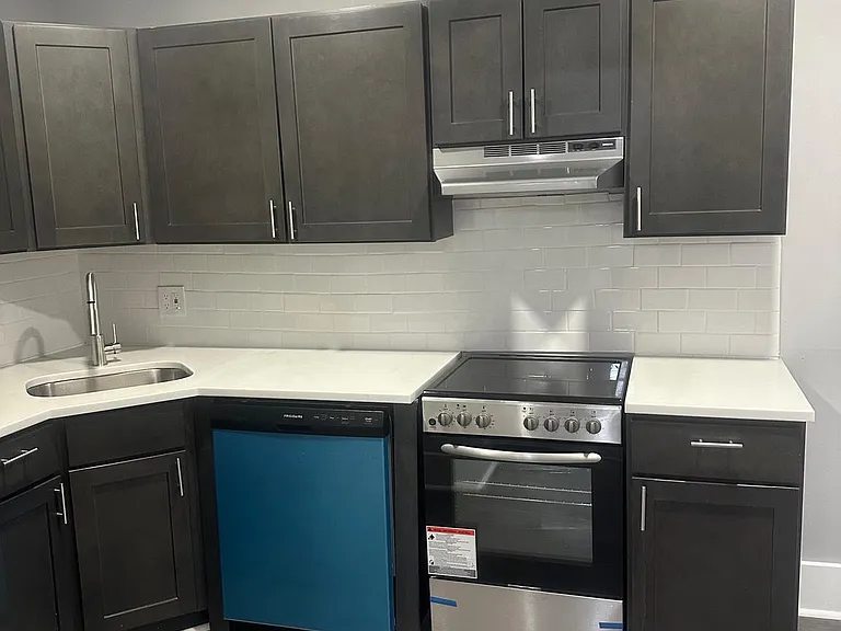 215-18 W Walnut Ln #C406 — Photo 1