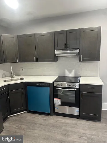 215-18 W Walnut Ln Photo 1