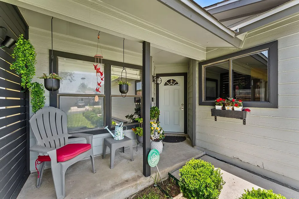 Charming 2-Bed Home with Garage, Fenced Yard & Private Patio in San Antonio $1,350/mo — Photo 4