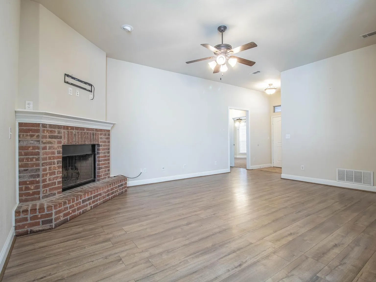 3 bed, 1690 sqft, $2,500 — Photo 3