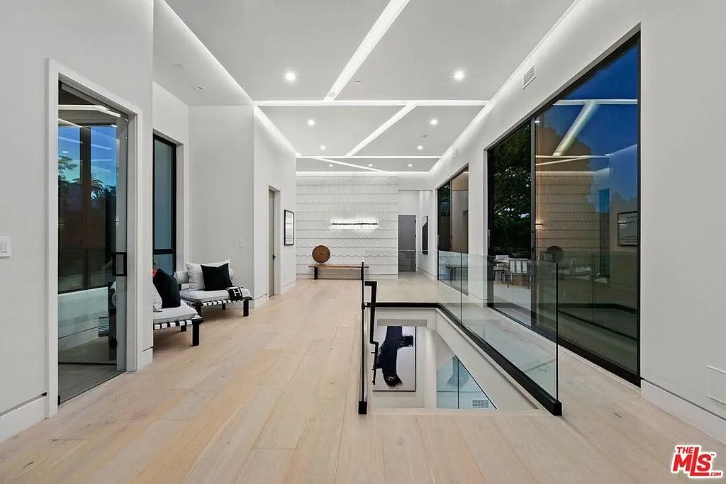 5 bed, 8500 sqft, $62,000 — Photo 2
