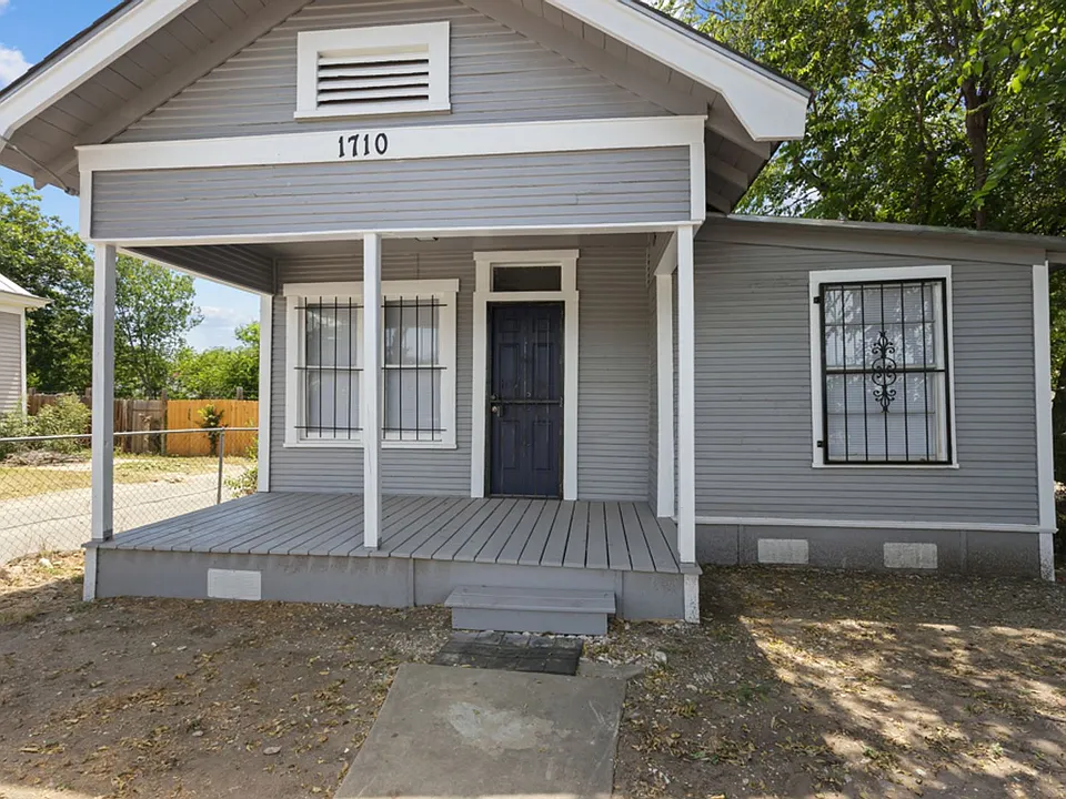 1710 N Navidad St