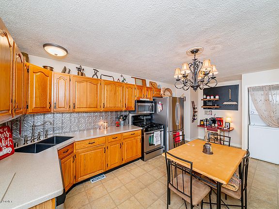 3rd image of 7802 Bramble Ln