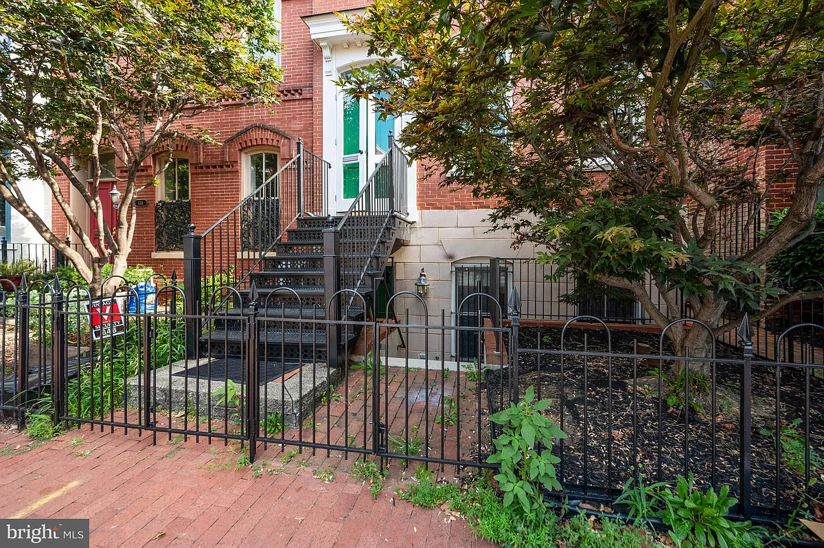 Building Photo - 648 C St NE #1