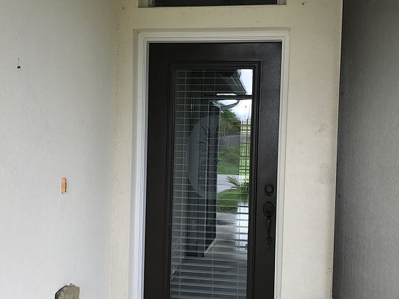 4th image of 389 SW Hollyhock Dr