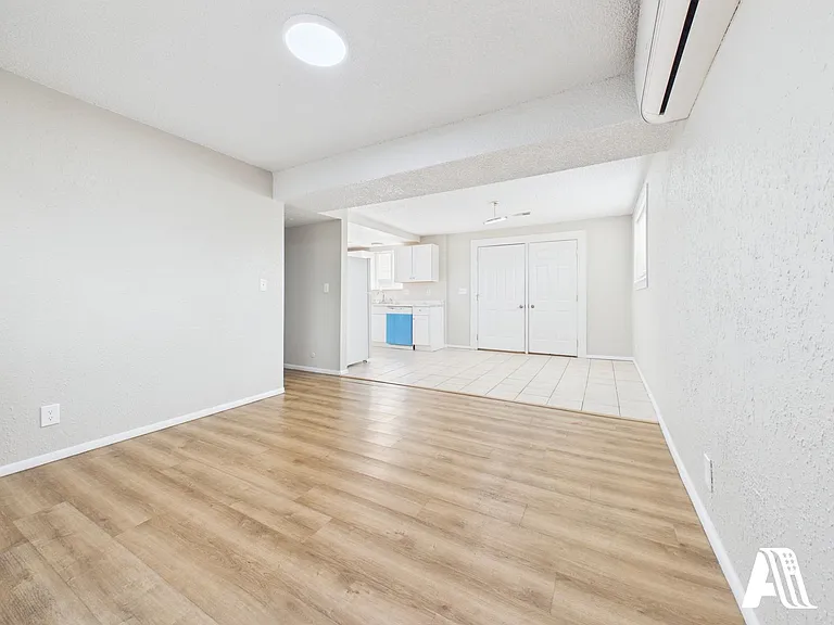 967 W Duplex — Photo 8