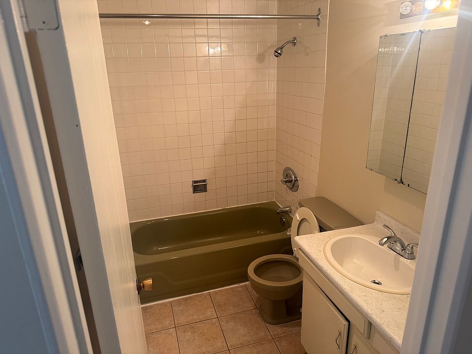 1st image of 122 E 18th St #202