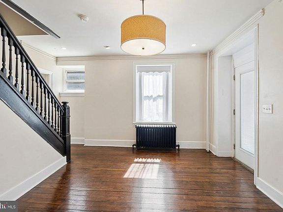 2nd image of 332 W Queen Ln