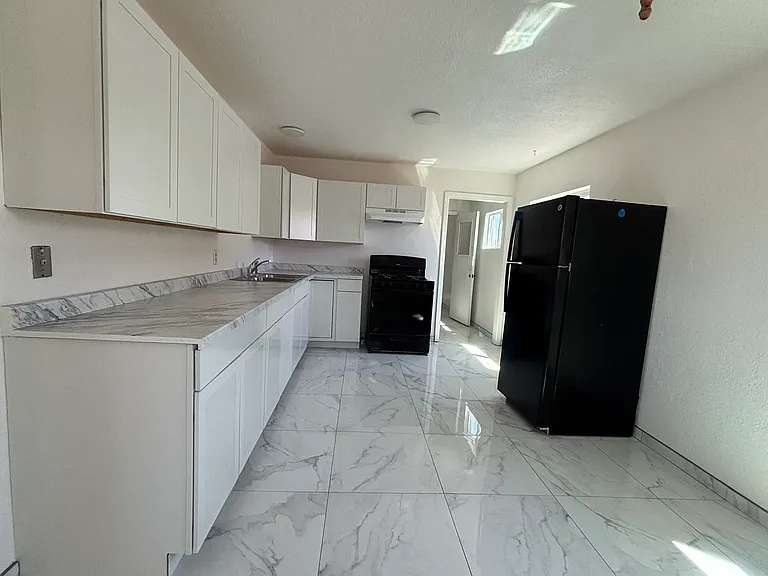 315 S Sycamore Ave — Photo 3
