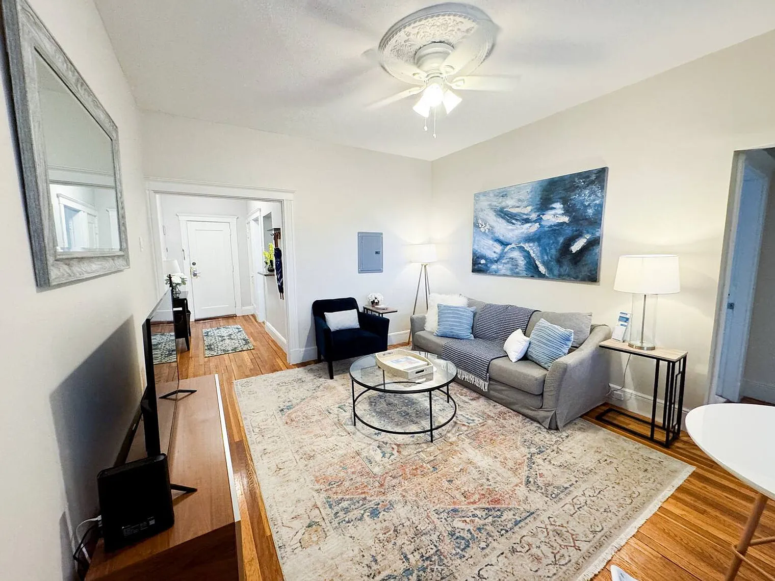 2 bed, 1.0 bath, 764 sqft, $5,040 — Photo 4