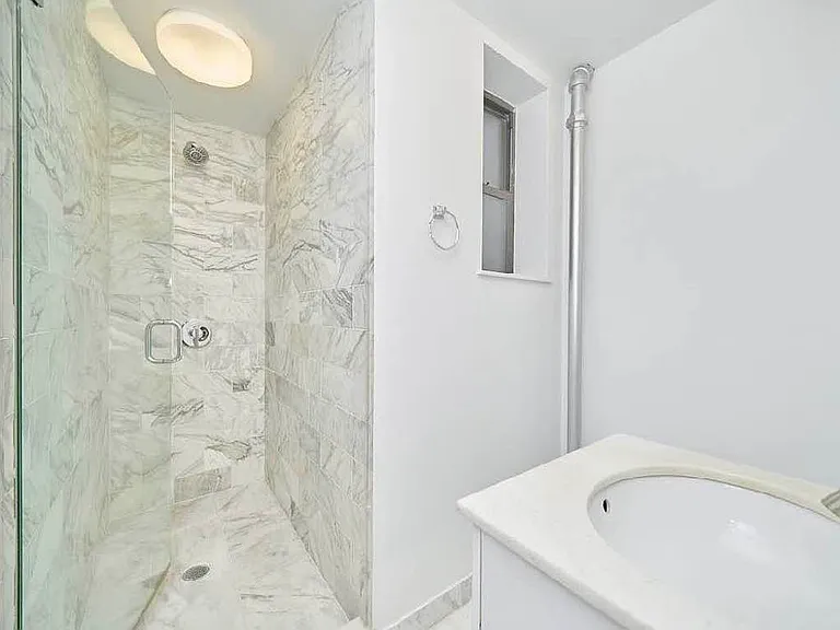 340 E 11th St #12 — Photo 3
