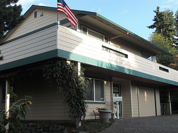 Front View / Driveway