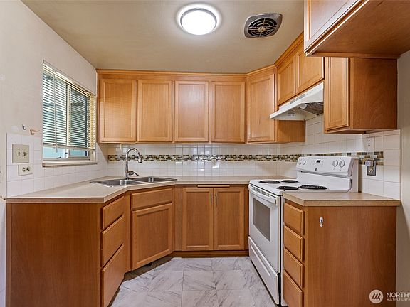 5th image of 2202 S Melrose Street