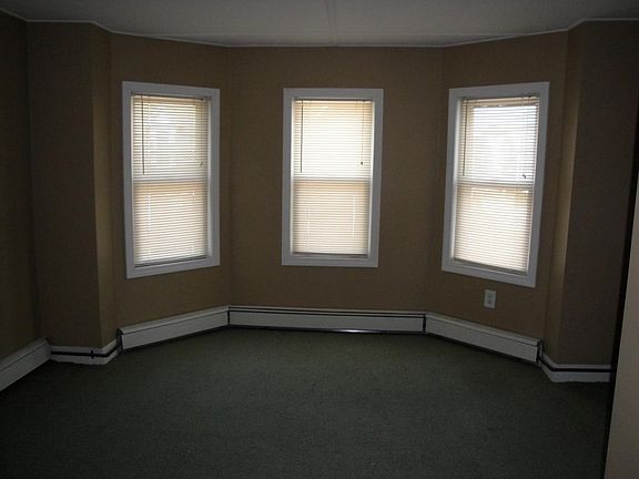 bedroom w/walkout bay window