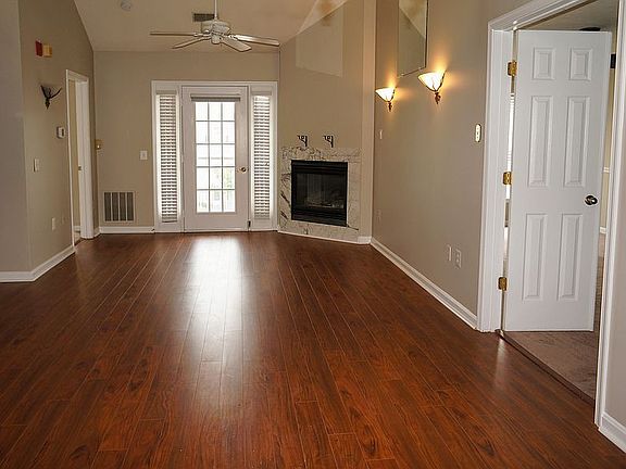 Family room w/gas fireplace