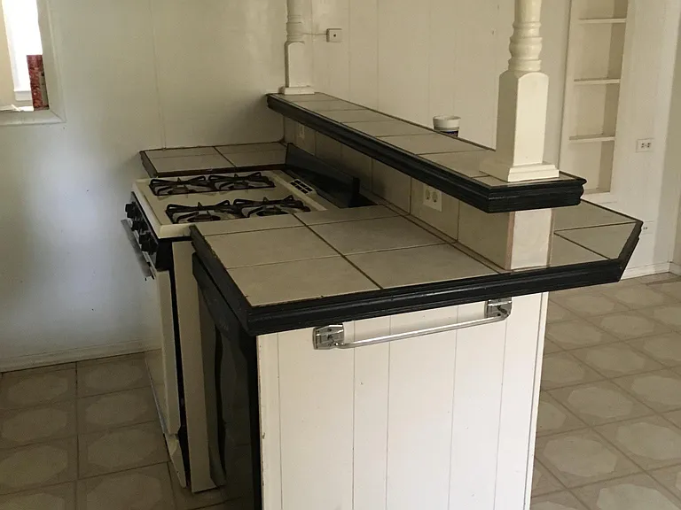 1812 W Ash Ave — Photo 2