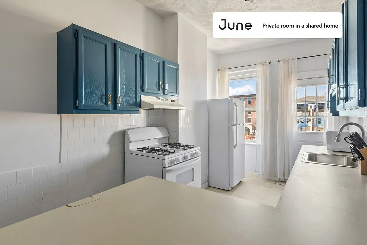 Full bedroom in 4 bed/1 bath home in Allston #458 B — Photo 4