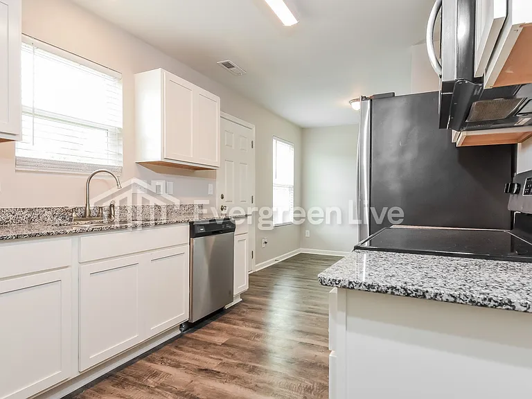 704 Quail Ln — Photo 3