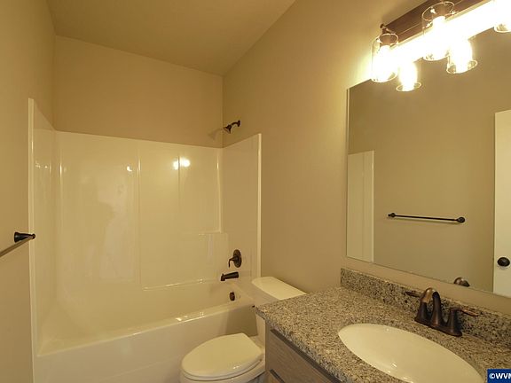 4th image of 253/255 NW Douglas St
