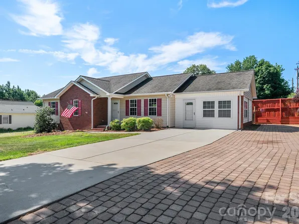 114 Glenwood Valley Dr, Harmony, NC 28634
