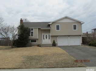 43 Greenfield Ln, Commack, NY 11725