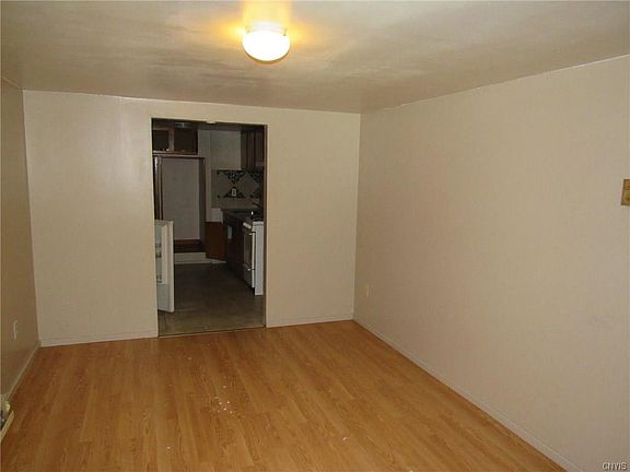 4th image of 140 Mary St