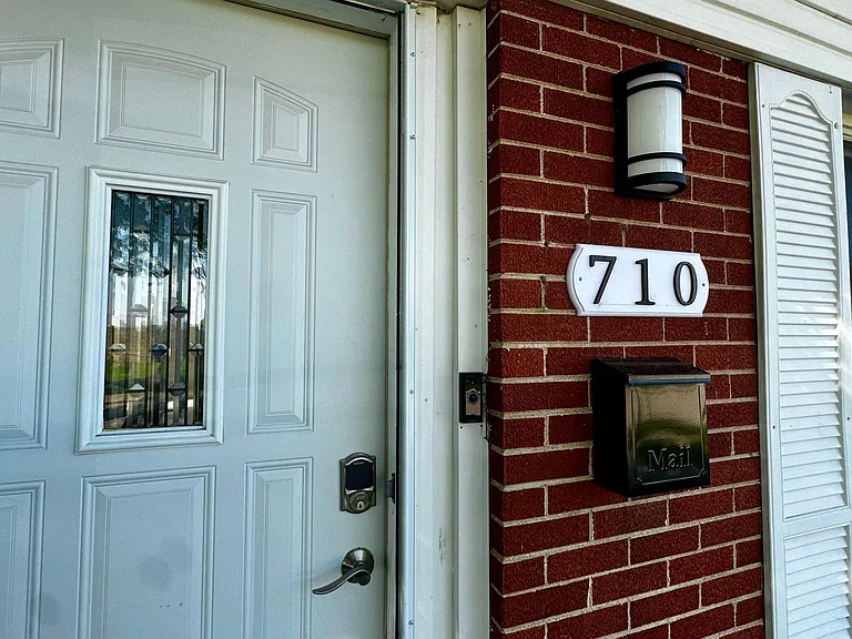 710 Newland Ave — Photo 1