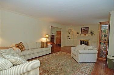 4th image of 2334 Engelwood Dr