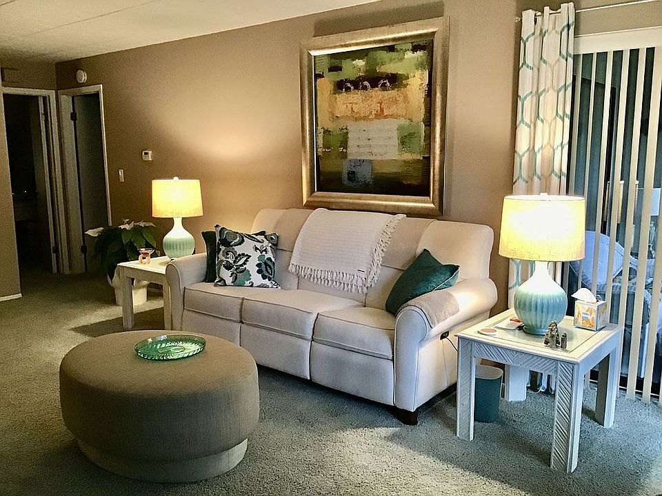 Living room w/reclining sofa