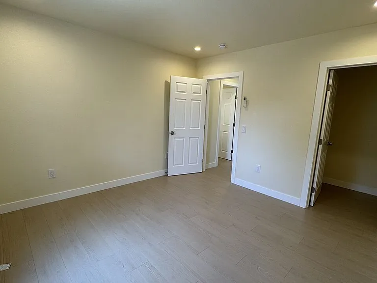 2528 Elkgrove Ave #B — Photo 7