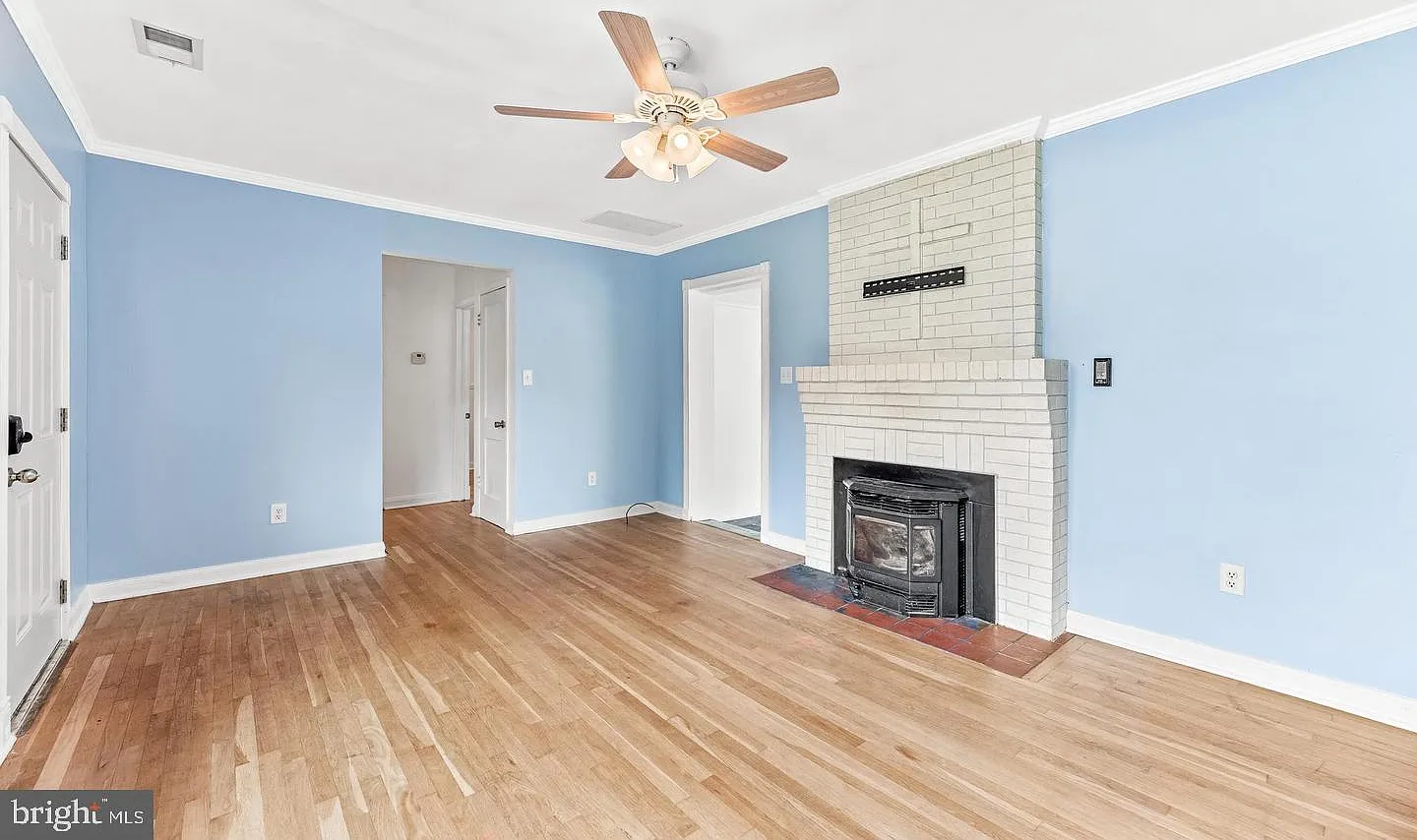 3 bed, 1.0 bath, 889 sqft, $2,000 — Photo 2