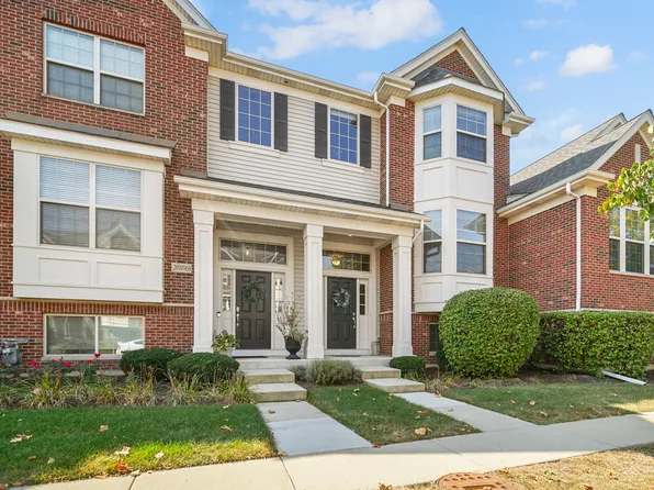 28W066 Woodland Dr, Winfield, IL 60190