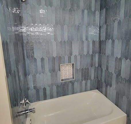 3rd image of 13951 Moorpark St #301