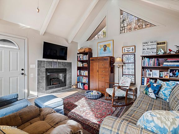 4th image of 776 Laurel Lake Cir