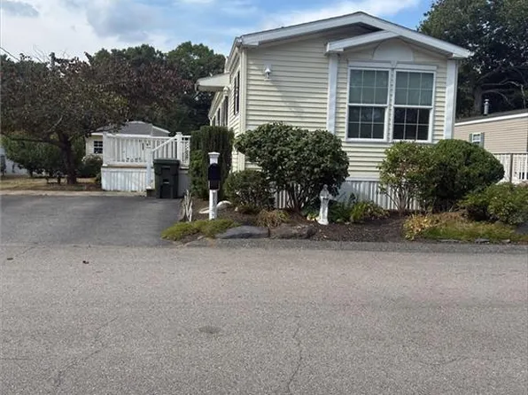 27 B Krzak Rd, North Kingstown, RI 02852