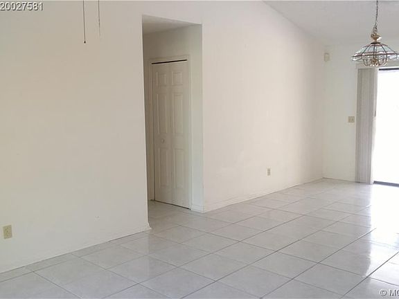 4th image of 1202 SW Alesio Ln