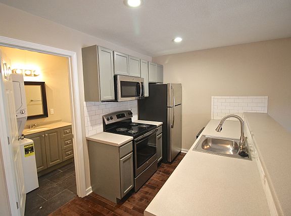 5th image of 210 E 38th St APT 15
