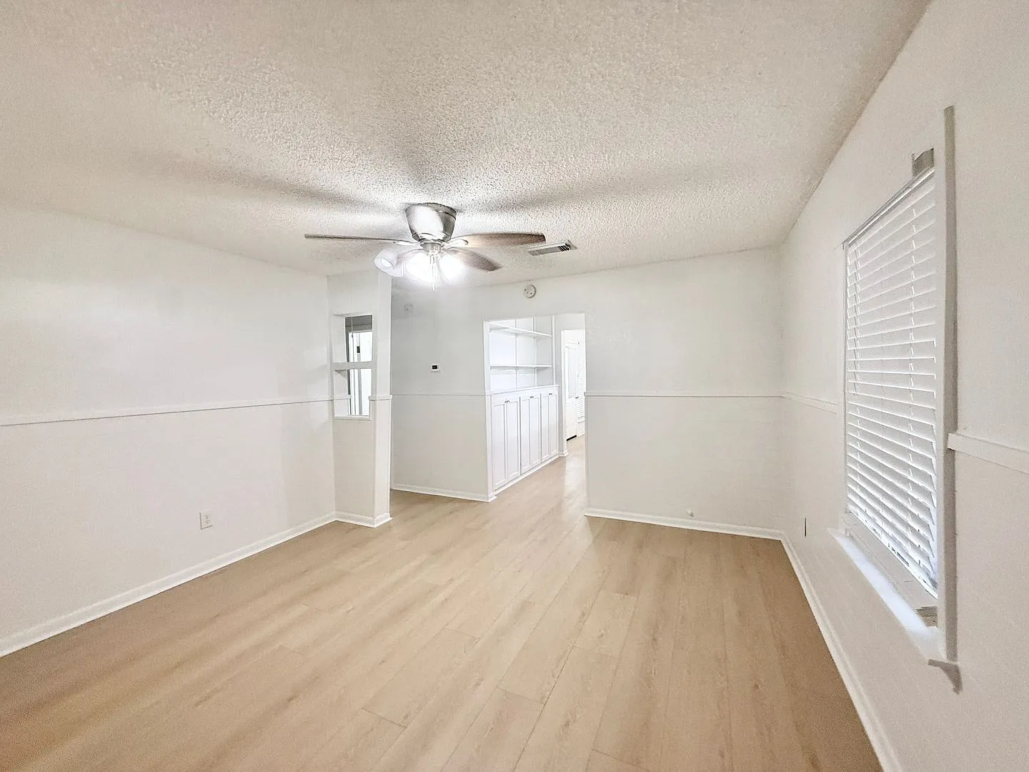 Adorable 2/1/1 Cottage in Angleton!! — Photo 2