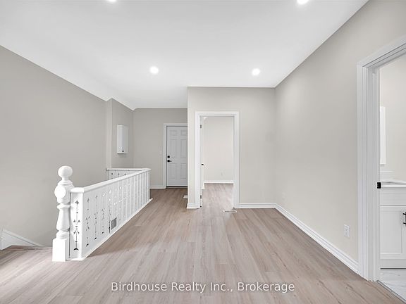 3rd image of 108 Lindsay St S Unit C