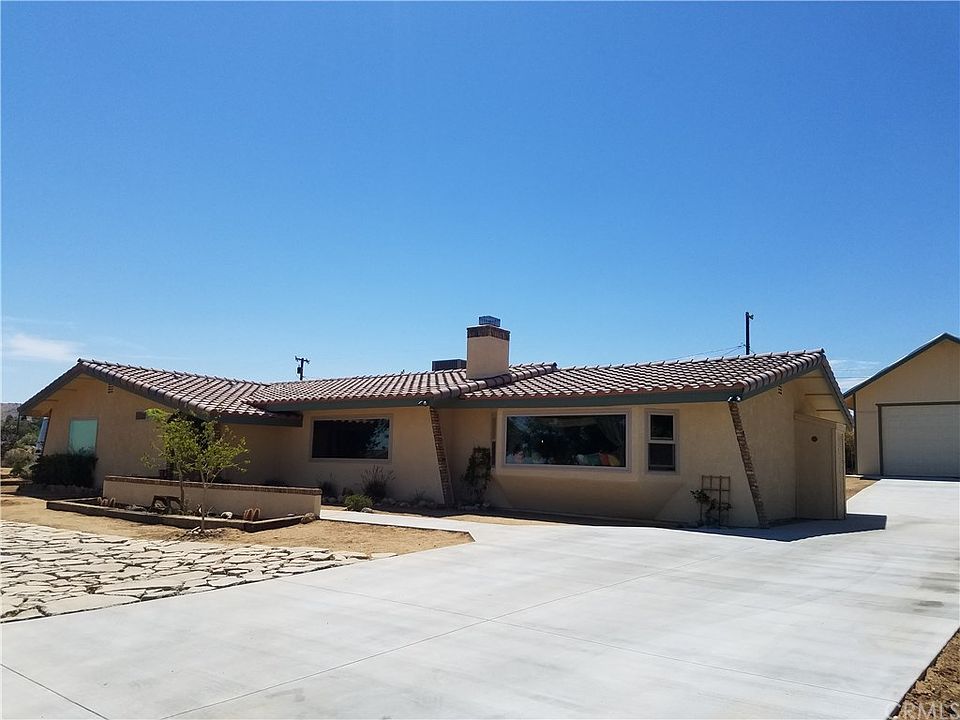 1st image of 58085 Desert Gold Dr