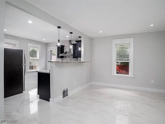 5th image of 1364 Hall Ave