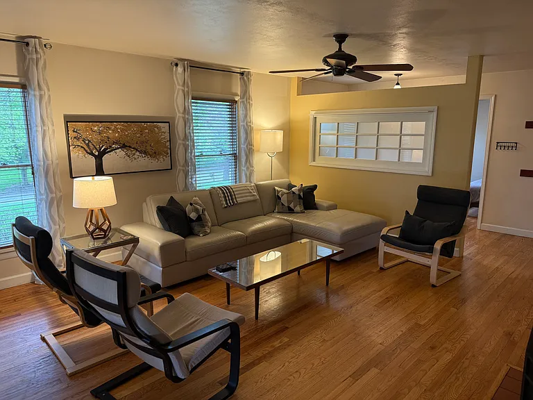 810 Elmwood Dr — Photo 3