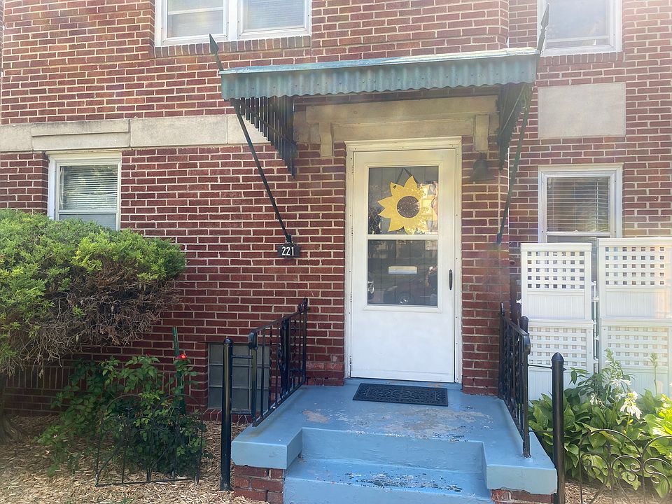 1st image of 221 S 38th Ave #1