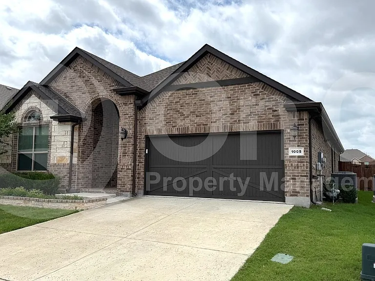 1005 Whitehall Ln — Photo 1