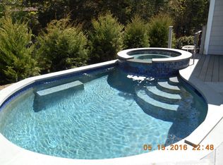 9 Duckwood Ln, Hampton Bays, NY 11946